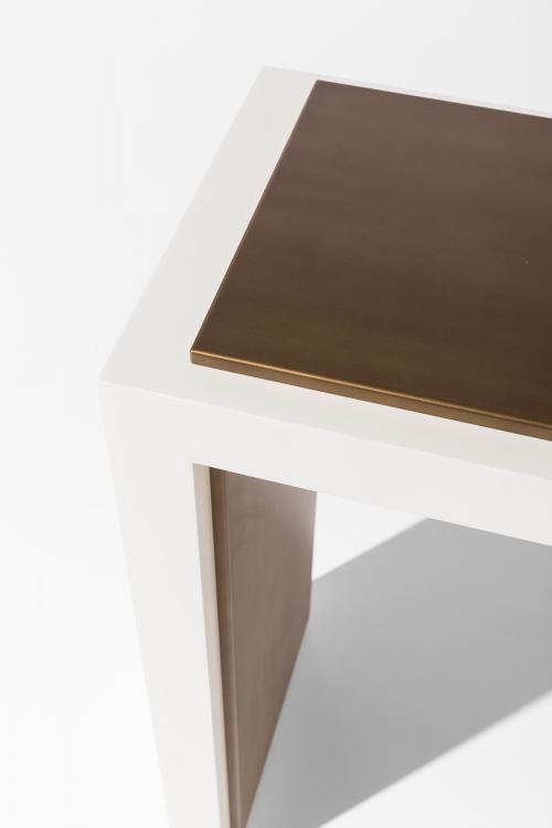 Khan console in Bianco finish and bronze metal details