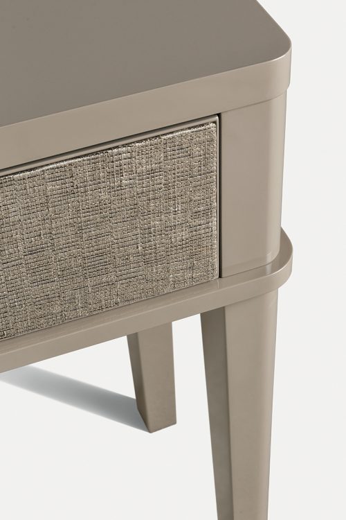 Kahtleen  Deluxe console in Lino finish