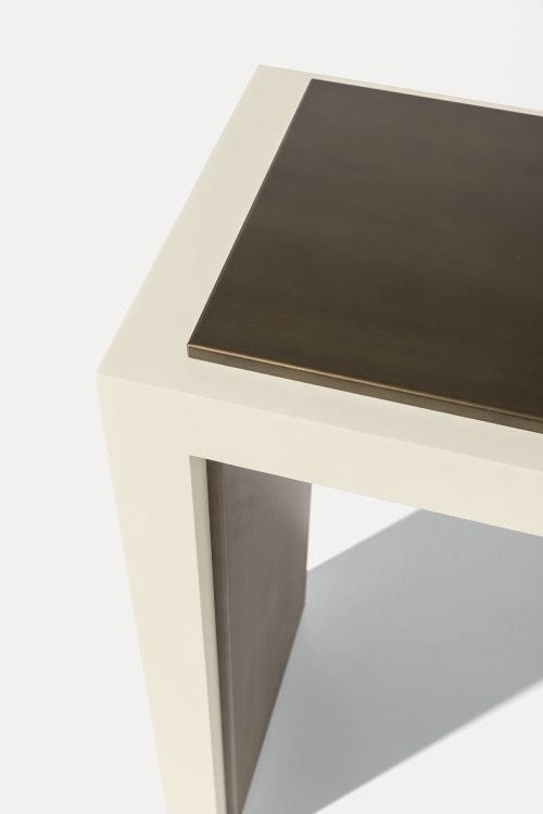 Khan console in Avorio finish and bronze metal details