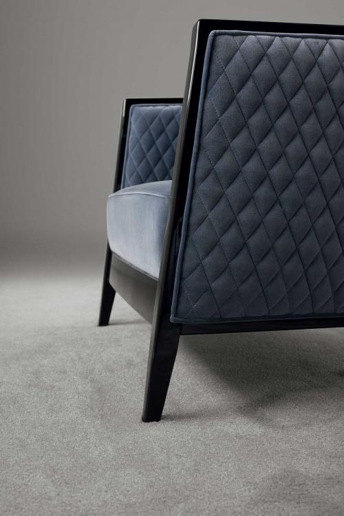 Saten armchair with Black finish structure and covered in velvet
