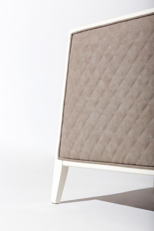 Saten armchair with Bianco finish structure and covered in leather