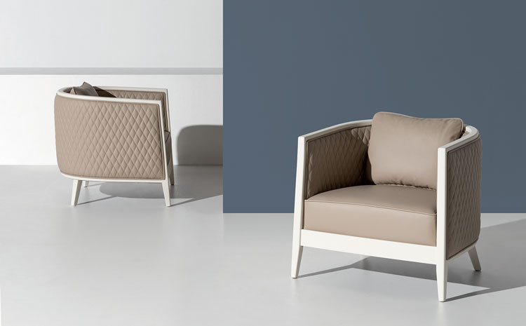 Saten armchair with Bianco finish structure and covered in leather