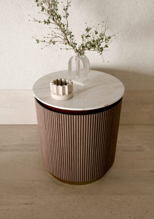 Freestanding round base in ribbed Walnut finish/glossy gold. Calacatta Oro marble 